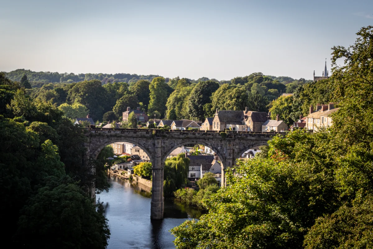 Luxembourg mit Brücke und Fluss, lokales SEO in Luxembourg